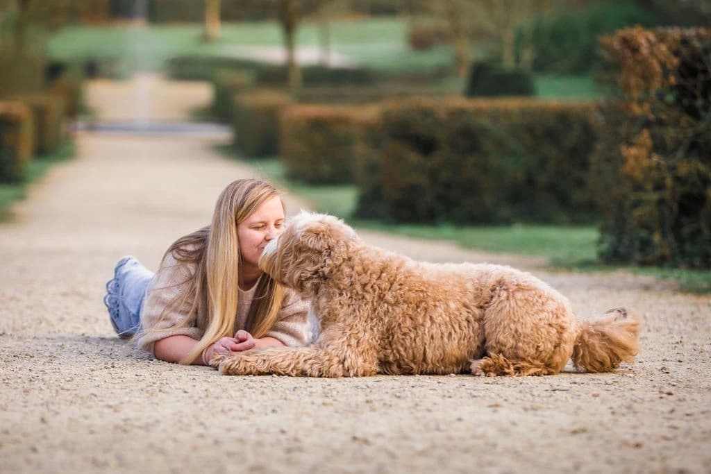 Jolien ligt op het wandelpad en krijgt een kusje van Kamiel