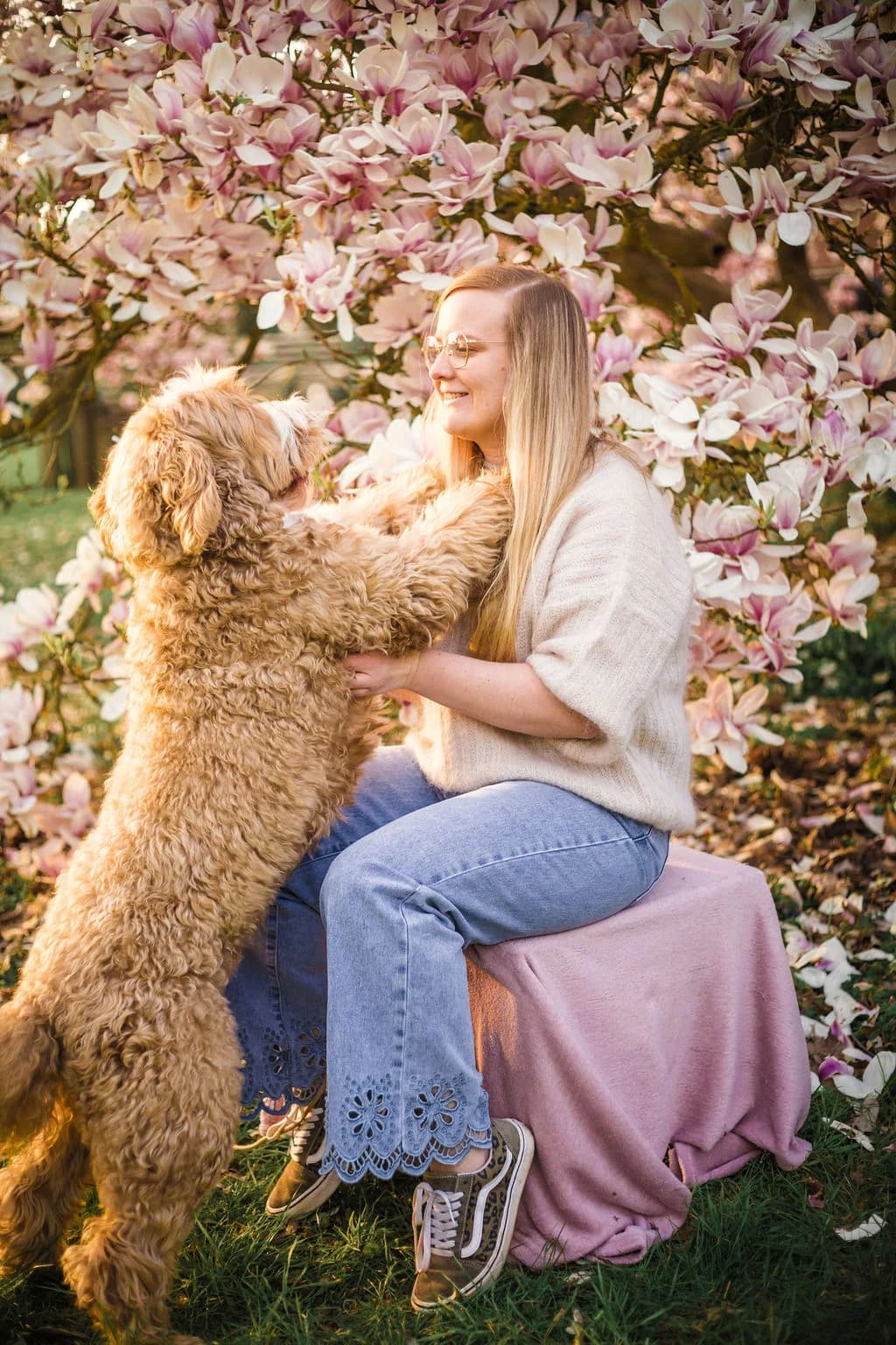 Jolien zit met Kamiel tussen de magnolia's